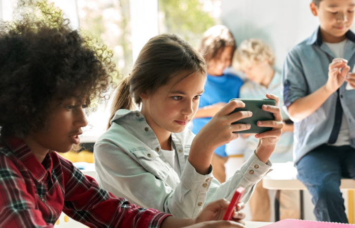 REDES SOCIAIS EM ALTA, APRENDIZADO EM BAIXA